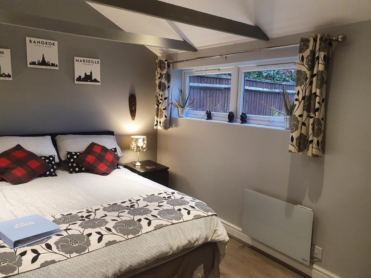 Sally'S Bed And Breakfast Luton  Exterior photo