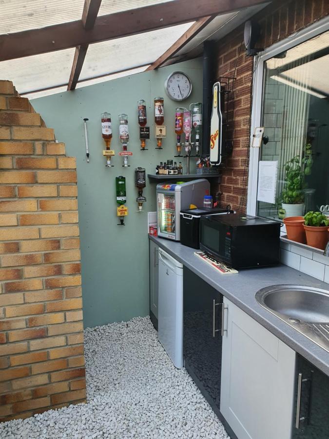 Sally'S Bed And Breakfast Luton  Exterior photo