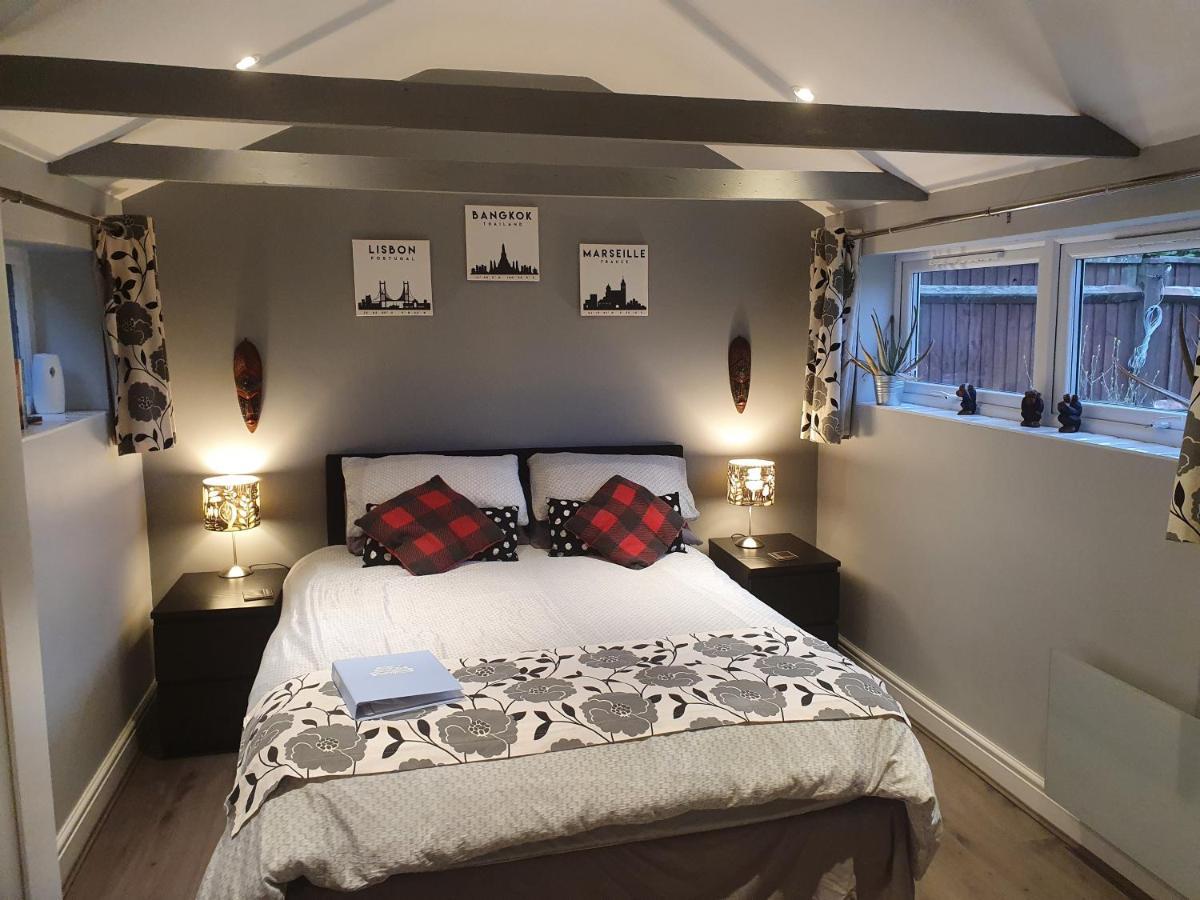 Sally'S Bed And Breakfast Luton  Exterior photo